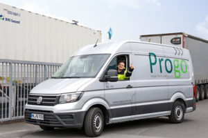 Servicefahrzeug Progo mit Mitarbeiter